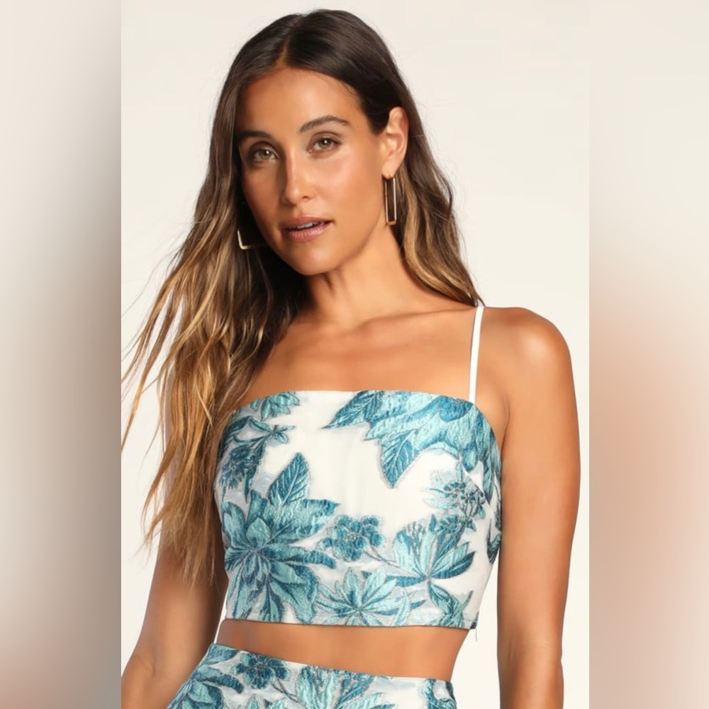 NWT Lulu’s Flirty Elegance White & Blue Floral Jacquard Cropped Cami